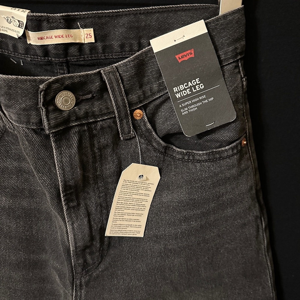 Levi's Women’s Ribcage Wide Leg Premium Denim. Size 25x32 NWT